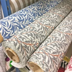 Arts & Crafts Tyger|Gardintyger Mönstrade<Jakobsdals Ramas ljusgrå tyg med kvistar och blad