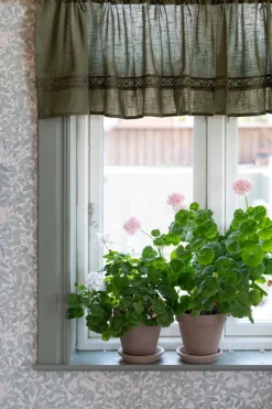 Gardinkappor Enfärgade|Gardinkappor Färdigsydda<Fondaco Sanna grön gardinkappa med spets