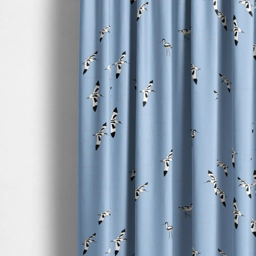 Gardintyger Mönstrade|Arvidssons Textil<Arvidssons textil Skärfläcka ljusblå tyg – Naturligt och harmoniskt fågelmotiv