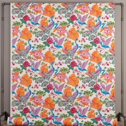 Gardintyger Mönstrade<Nordisk Textil Whispers tyg – Färgstarkt tyg med tranor & blommor