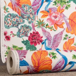 Gardintyger Mönstrade<Nordisk Textil Whispers tyg – Färgstarkt tyg med tranor & blommor