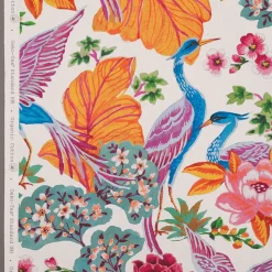 Gardintyger Mönstrade<Nordisk Textil Whispers tyg – Färgstarkt tyg med tranor & blommor
